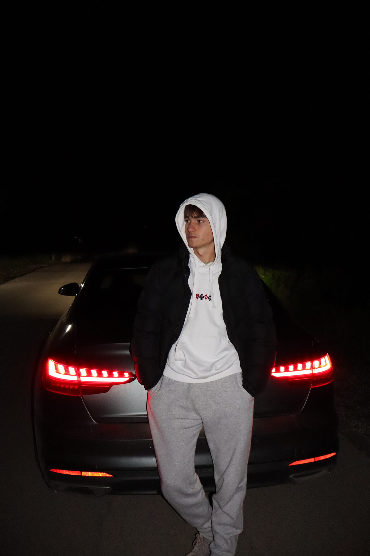Xandy Money encostado no carro